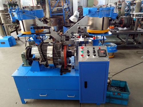 kasus perusahaan terbaru tentang Pemasok Otomotif Jerman Tingkatkan Produksi dengan Mesin Pembuat Paku Keling Canggih